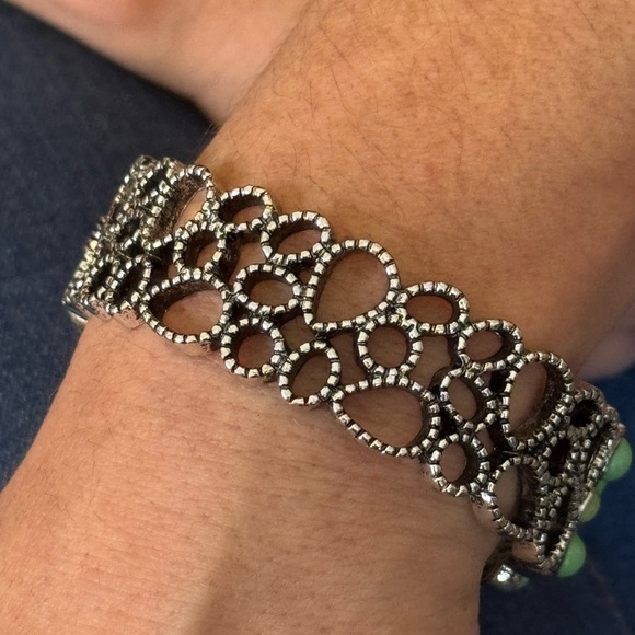 Cameo, Green Howlite Bangle Bracelet in Silvertone (7.0 In) 26.00 ctw - Picture 6 of 7